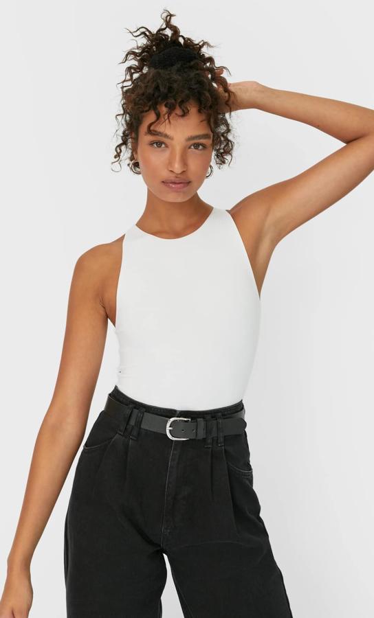 Este body de cuello halter ajustado está disponible en varios colores. Con cierre mediante botones a presión, tiene un precio de 12,99 euros.