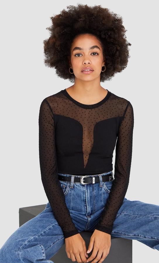 De manga larga con transparencias y detalle de plumeti, este body con cuello redondo y color negro tiene un precio de 15,99 euros.