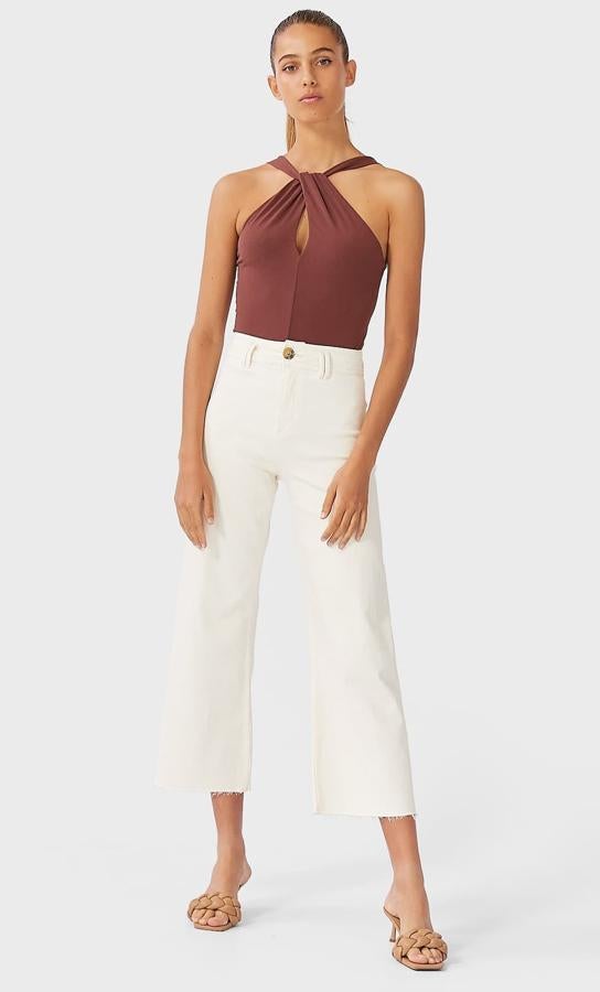 Disponible en granate, negro o malva, este body de tirantes con nudo en la parte delantera y abertura tiene un precio de 15,99 euros..