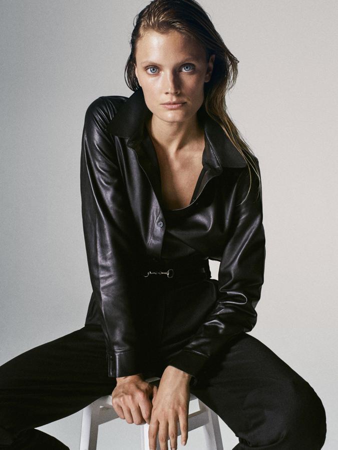 Blusa de piel negra, de Massimo Dutti (199 €).