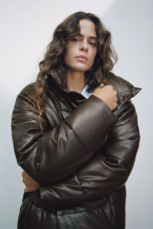 Esta cazadora en color chocolate está disponible de la XS a la XL. Tiene bolsillos laterales y un cierre frontal abotonado. El efecto piel la convierte en tendencia 100%.