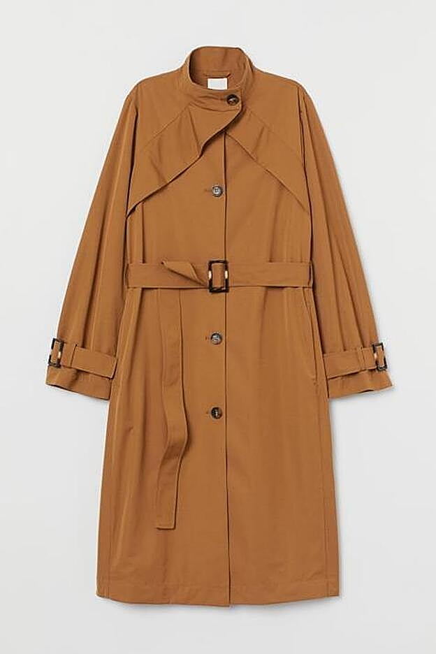 Gabardina de color beis oscuro, con el cuello elevado y en tejido ligero de H&M.