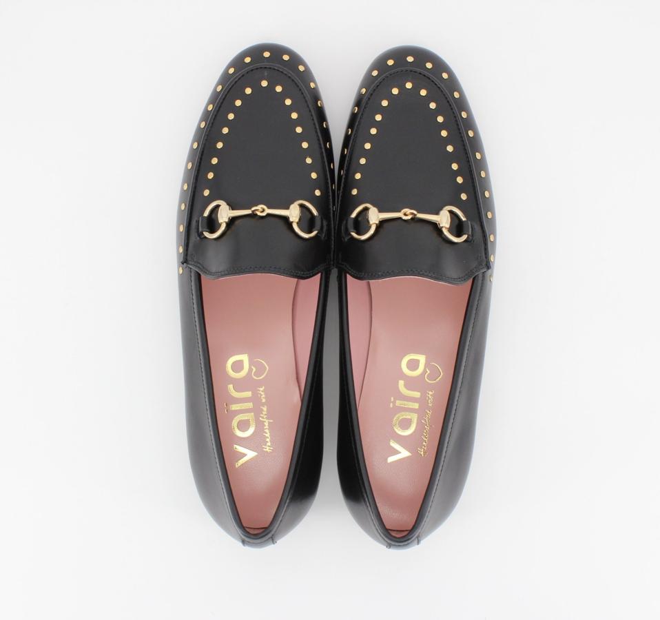 Mocasines negros con tachuelas, de Vaira (129 euros).