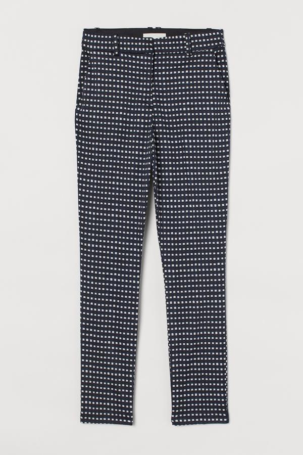 Estos pantalones pitillo de H&M en color azul con pequeños cuadros cuenta con elástico oculto en la cintura y tiene un precio de 19,99 euros.