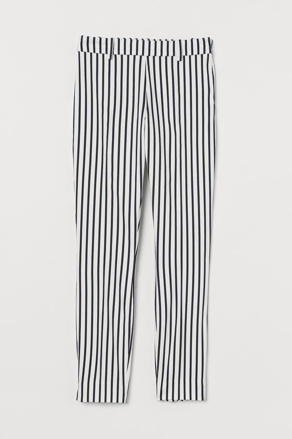 Con color blanco con rayas en azul oscuro, este pantalón de corte pitillo en tejido elástico cuenta con cremallera oculta en un lateral y bolsillos decorativos. Es de H&M y tiene un precio de 14,99 euros.