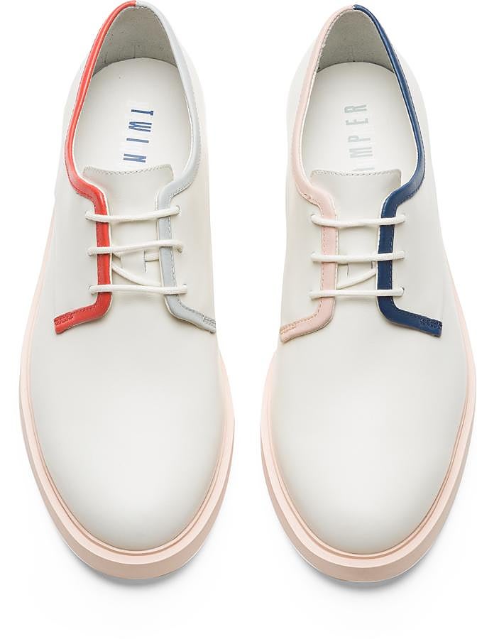 Zapatos de cordones en color blanco con costuras a contraste, de Camper (116 euros).
