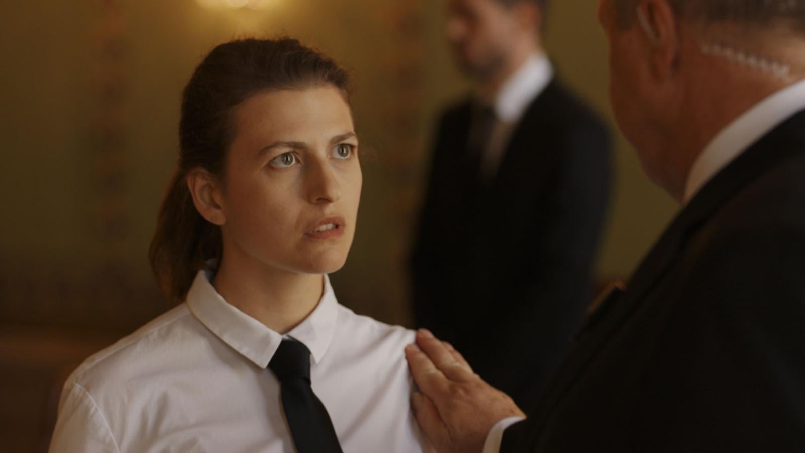 Helvética. Temporada 1. Filmin. 13 de octubre.Elegida mejor serie internacional del Festival de la Fiction galo, narra la historia de una limpiadora de origen kosovar que trabaja en el Palacio Federal de Suiza y se ve envuelta en una oscura trama geopolítica.