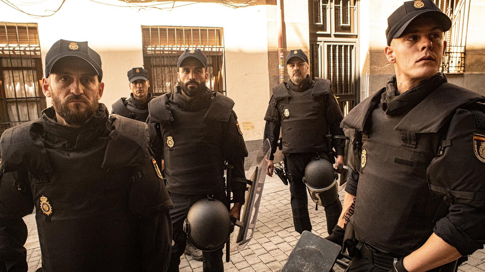 Antidisturbios. Temporada 1. Movistar. 16 de octubre.Dirigida por Rodrigo Sorogoyen, este thriller de acción policial se adentra en un grupo de antidisturbios que ejecuta un desahucio en Madrid y un hombre acaba muriendo, algo que les llevará a ser investigados por Asuntos Internos y enfrentarse a una acusación de homicidio imprudente.
