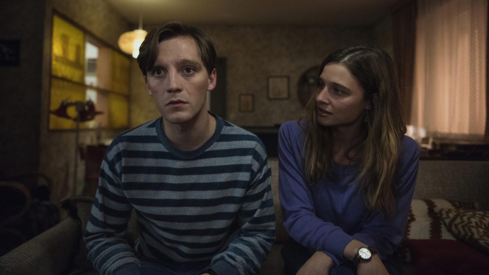 Deutschland 89. Miniserie. Movistar. 27 de octubre.La tercera y última entrega de la saga alemana de espías se ambienta en el final de los años 80, cuando la caída del Muro de Berlín sacude el país y la Agencia Internacional de Inteligencia se encuentra completamente desorientada ante el futuro incierto de la llegada de un nuevo orden mundial.