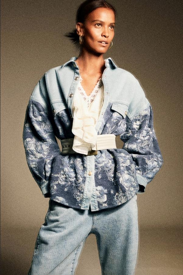 Detalle de tejido combinado en jacquard con estampado de flores para esta cazadora vaquera de Zara en azul claro con cuello solapa, mangas largas y falsos bolsillos delanteros de solapa. Con cierre frontal de botones, tiene un precio de 39,95 euros y está disponible entre las tallas XS y L.