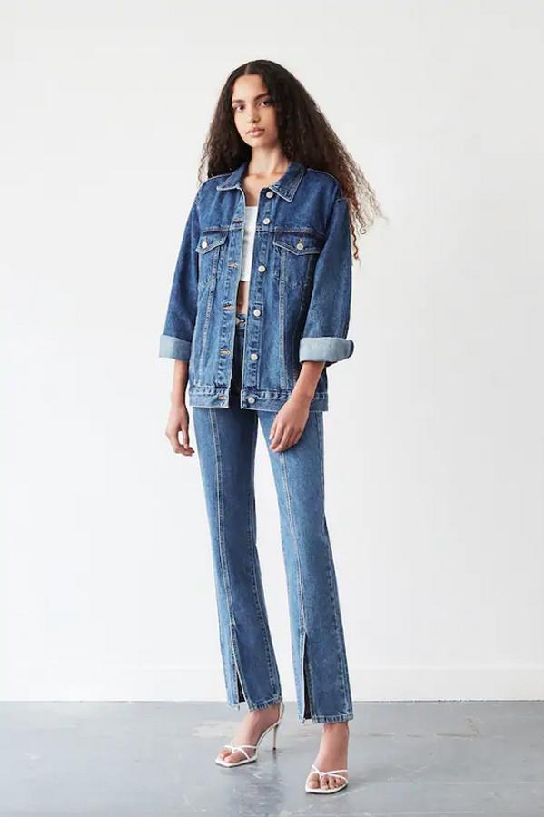 En azul medio, con bolsillos delanteros y laterales, cuello clásico y mangas largas, esta cazadora vaquera oversize de Pull&Bear con cierre frontal de botones metálicos tiene un precio de 25,99 euros y está disponible entre las tallas Xs y XL.