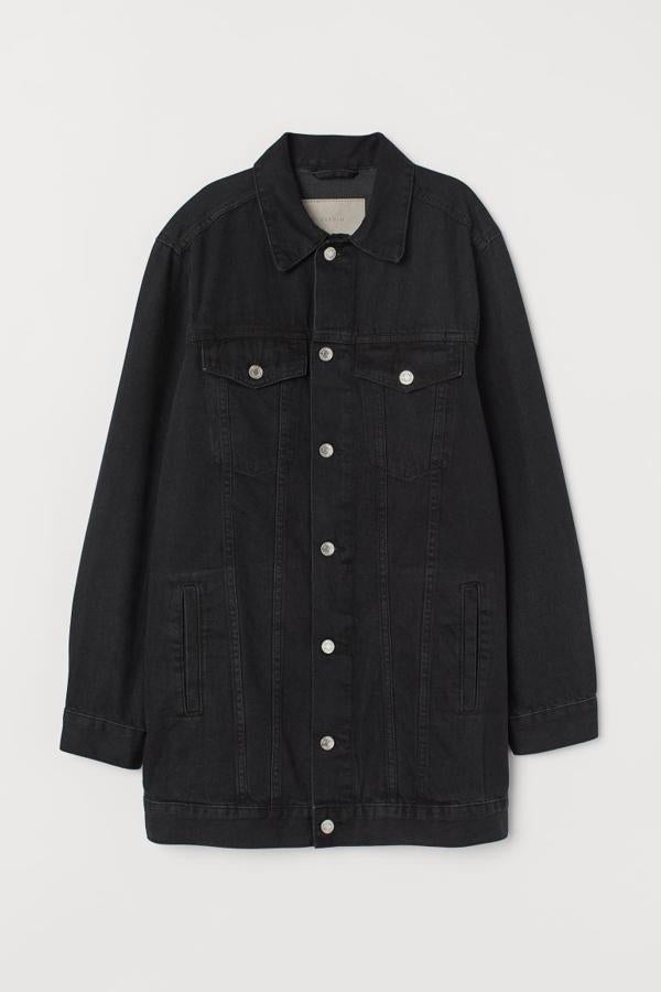 Diseño largo en denim lavado con cuello y botones delante para esta cazadora en color negro de H&M que viene con mangas ligeramente largas con puños sencillos y trabillas laterales ajustables en el bajo. Confeccionada en algodón parcialmente reciclado, cuesta 39,99 euros y en la web únicamente queda en la talla 36.