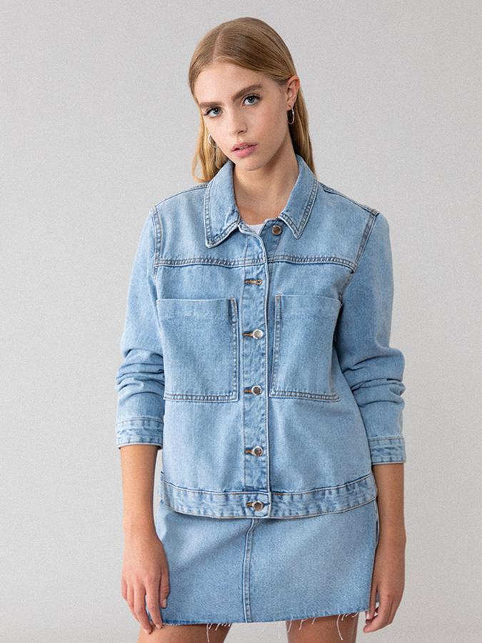 Con bolsillos delanteros de plastrón, corte holgado y cuello solapa, esta cazadora vaquera de Lefties en índigo claro viene con cierre frontal de botones metálicos y tiene un precio de 14,99 euros. Está disponible entre las tallas S y XL.