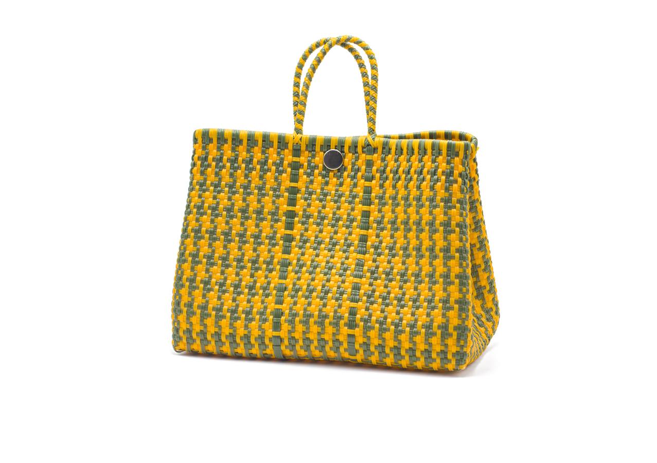 Bolso shopper con estampado pata de gallo verde militar y mostaza, elaborado con tiras de plástico reciclado, de Tatamana (52 euros).