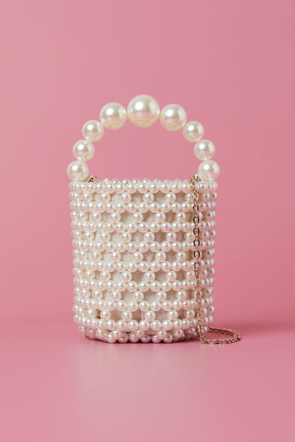 Bolso tipo saco de cuentas de perlas, de H&M (34,99 euros).