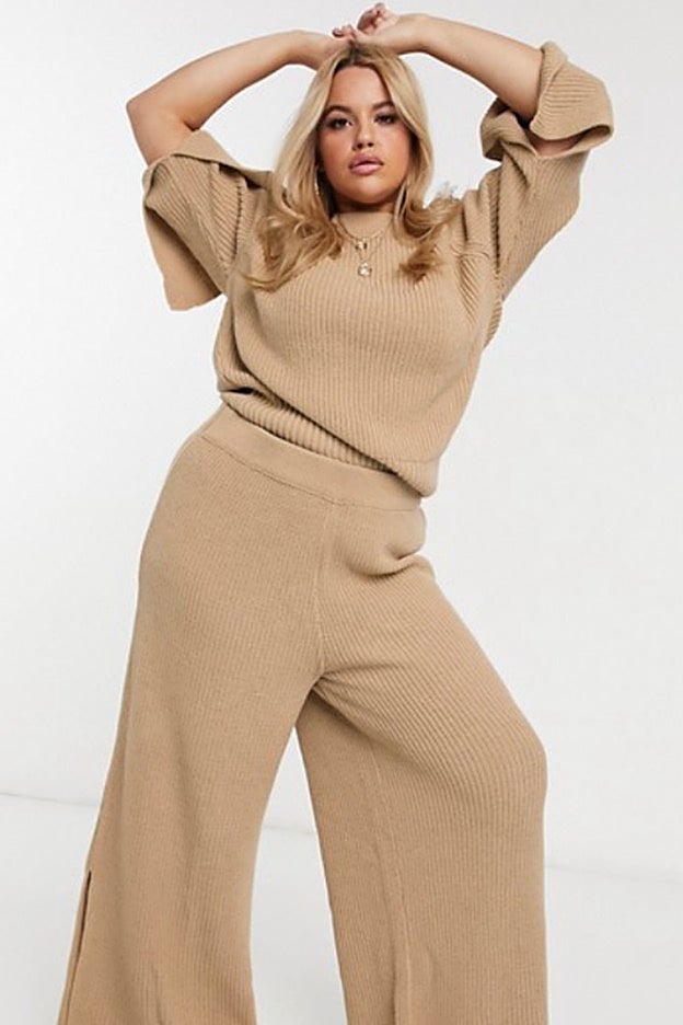 Conjunto de pantalón ancho y jersey color camel de Asos Design Curve.