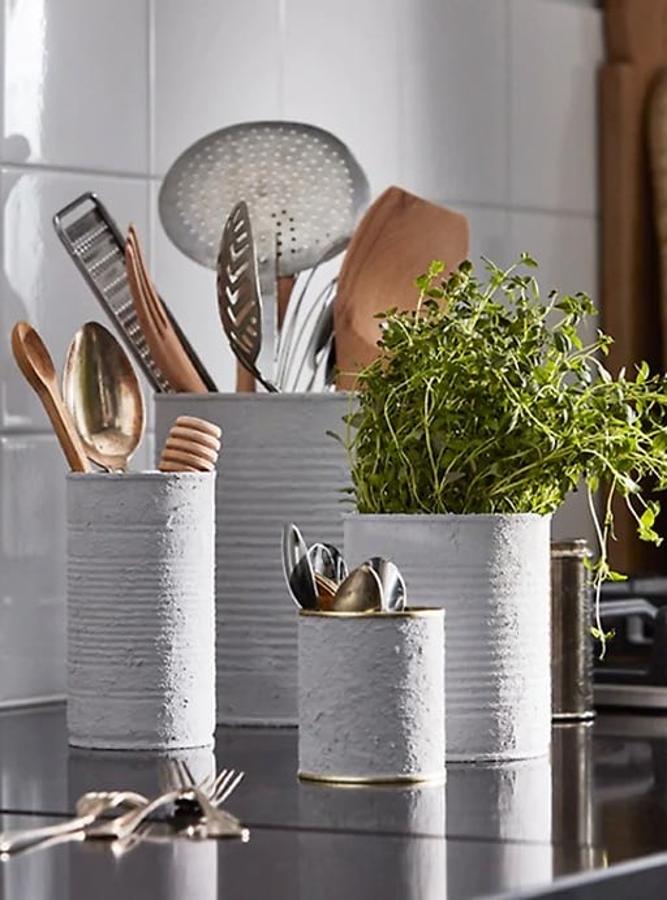 Si los botes de cristal se han transformado en maceteros, las latas de aluminio se pueden convertir en recipientes de almacenaje para pasta, galletas, harina, sal... Solo tienes que lavarlos bien, quitar las etiquetas y darles el acabado que más te guste y mejor quede con el resto de la decoración de tu cocina.