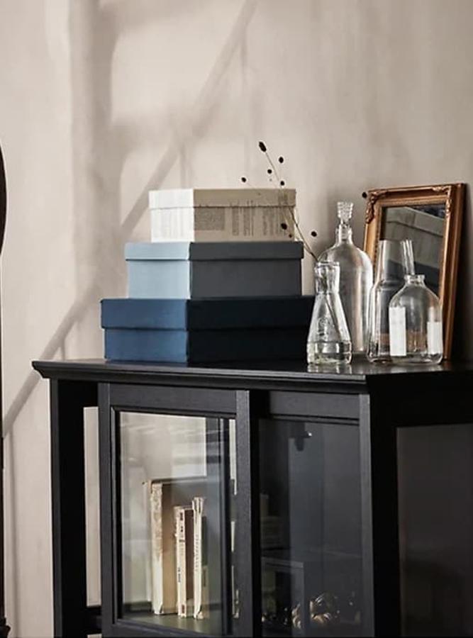 Si eres de las que guarda los zapatos en zapateros o vitrinas, no tires las cajas en las que venía el calzado: conviértelas en piezas de almacenaje que, además, sirven como objetos de decoración... Píntalas o fórralas con papel o tela, guarda en ellas lo que quieras y colócalas en un lugar bien visible. Tendrás un nuevo adorno muy funcional ¡y totalmente gratis!