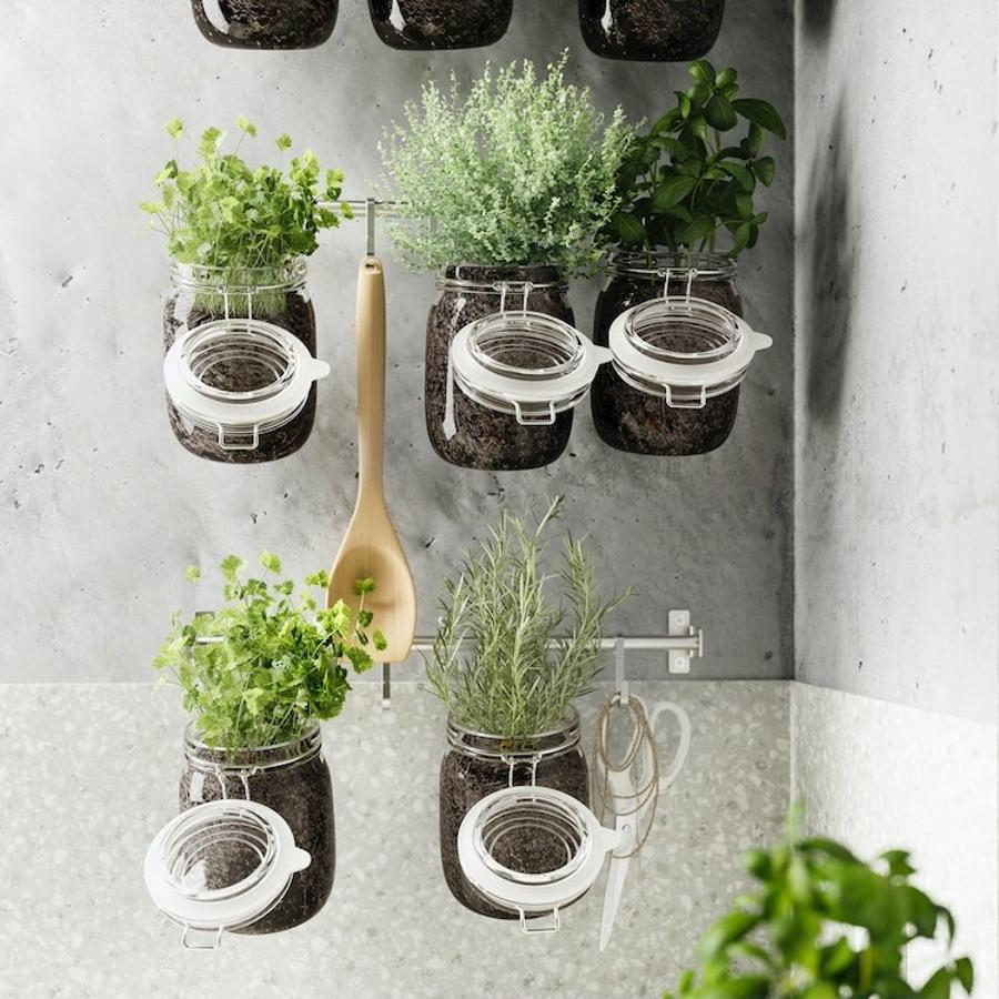Está muy bien tirar todos los botes de cristal en los que vienen las conservas y demás alimentos al contenedor de vidrio pero, ¿y si los das una segunda vida antes de reciclarlos? Nos encanta cómo quedan convertidos en maceteros en los que plantar tu propio huerto urbano o tus plantas aromáticas. Además, como nos proponen desde IKEA, “puedes colocar unos rieles con ganchos y ponerlos cerca de donde cocines. Así además de tenerlas a mano, aportarán un toque de naturaleza a la decoración de tu cocina. Como los botes son de vidrio, no solo se apreciará el verde de tus plantitas, sino también la tierra”.