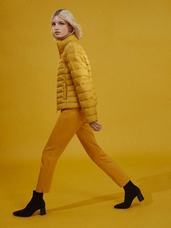 Cazadora corta tipo plumas ligero en color amarillo (cuesta 17.99 euros en Lefties y está disponible en 6 colores).