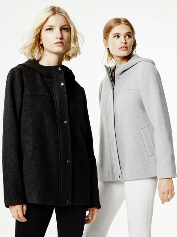 Abrigo corto de paño con capucha, en gris piedra y negro (19.99 euros en Lefties).