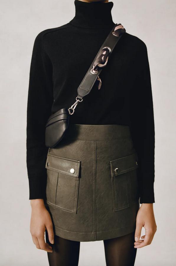 Efecto piel en color caqui para esta falda pantalón mini de Zara con bolsillos delanteros de plastrón con solapa. Cuesta 22,95 euros y está disponible entre las tallas XS y L.