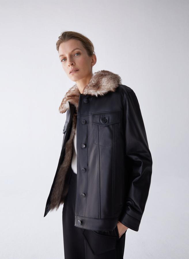 Con detalle de chaleco interior desmontable de doble faz con pelo de alta calidad, esta cazadora de piel de color negro viene con costuras vistas, diseño de cuello clásico de pelo y mangas largas. Con cierre de botones metálicos en dorado, tiene un precio de 899 euros y está disponible en las tallas S y M.