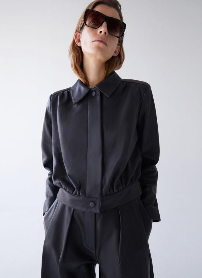 A juego con el pantalón, con cuello camisero, frunces en canesú y cintura y forro interior, esta chaqueta confeccionada en piel de alta calidad viene con cierre de botones forrados de piel. Cuesta 229 euros y está disponible en las tallas S, M y L.