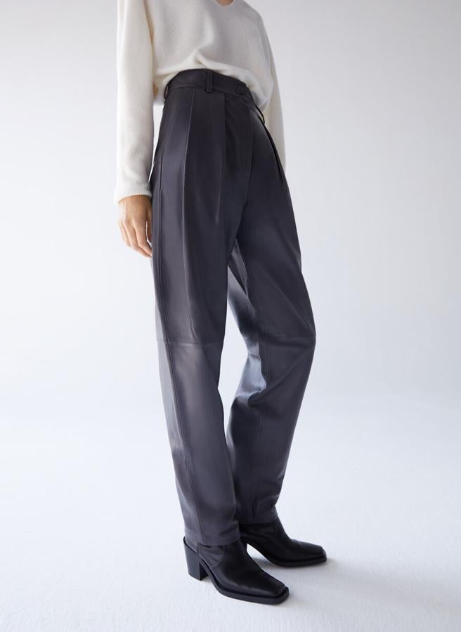 Diseñado con doble pliegue en el delantero y con un fit acomodado a la figura, este pantalón en color negro confeccionado en piel de alta calidad tiene un precio de 259 euros y está disponible entre las tallas XS y L.