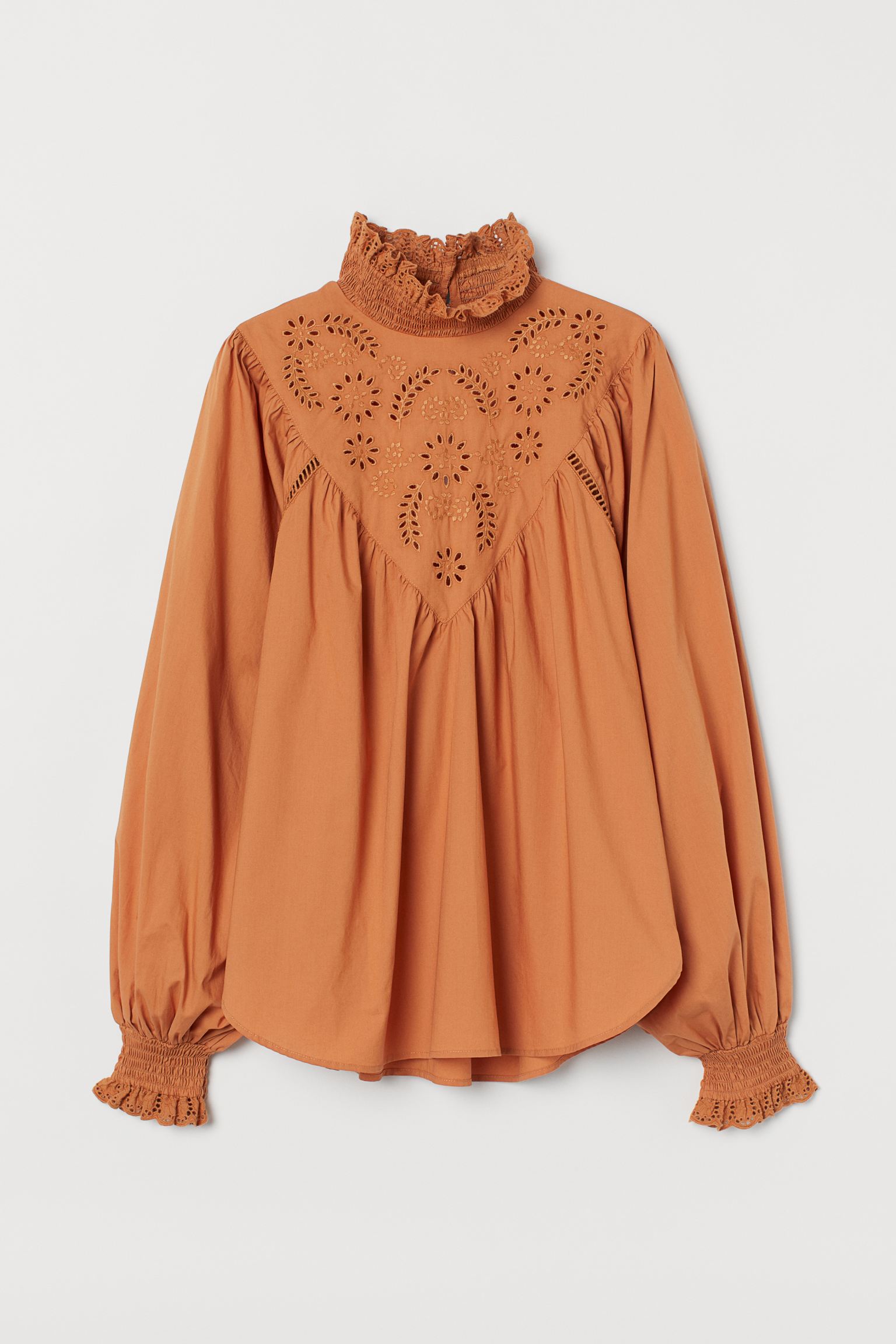 En clave naranja, blusa bordada con cuello y puños elásticos. (39,99 euros).