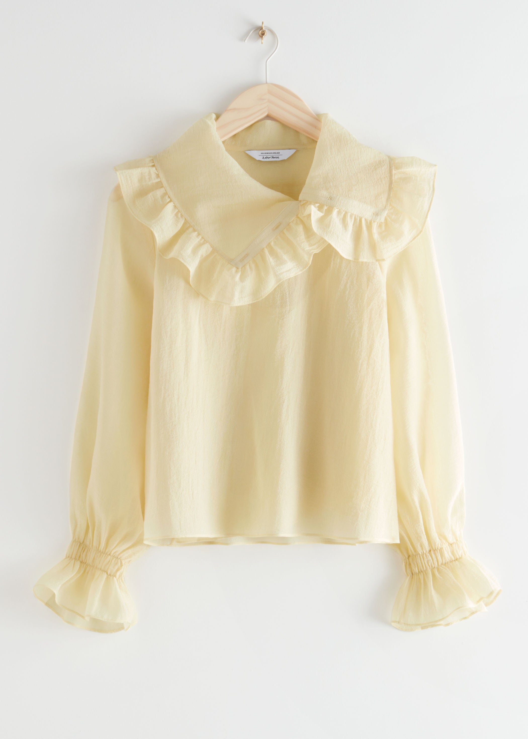 Rescatamos el tono pastel propio de la primavera y lo trasladamos al otoño con esta blusa fluida con cuello bobo asimétrico. De &Other Stories. (69 euros).