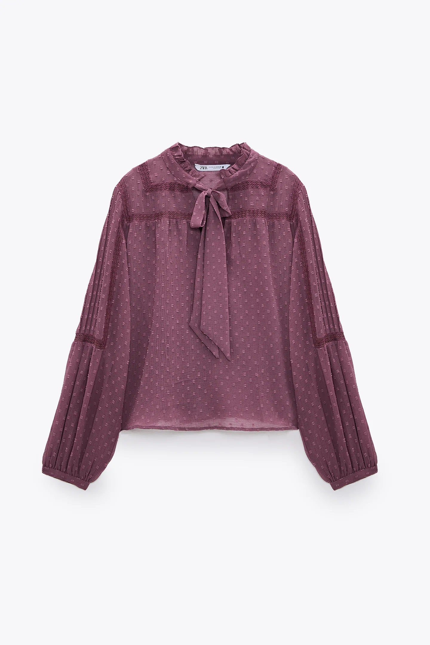 En rosado oscuro: blusa con cuello, escote a pico y lazada. Una muy romántica que sienta de maravilla a cualquier edad. (25,95 euros).