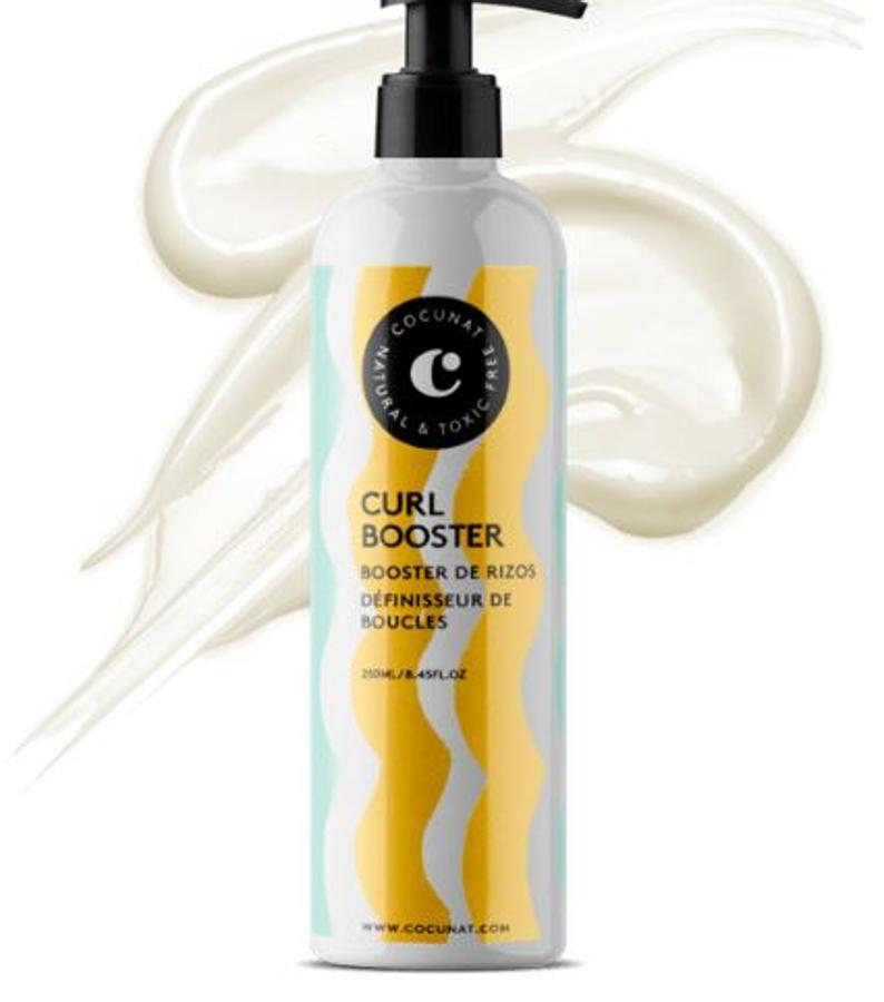 Cocunat es otra de las firmas que dedica algunos de sus productos exclusivamente al cabello rizado y que usa un 99% ingredientes naturales. Ejemplo de ello es el Booster de rizos (19,95 euros), un gel de definición sin efecto apelmazado a base de aceites vegetales y esenciales que también elimina el frizz.
