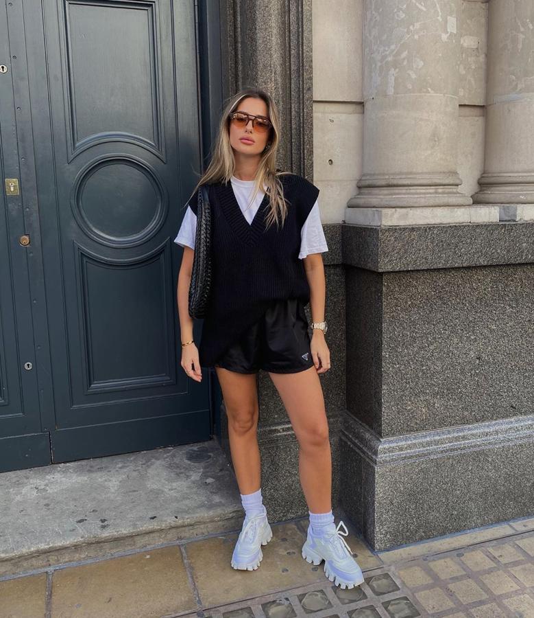 Tia Lineker ha demostrado que el chaleco de punto también es apto para los looks más sport y lo ha hecho combinándolo con unos shorts negros de deporte, camiseta blanca y sneakers y calcetines a juegos. ¿Te atreves?