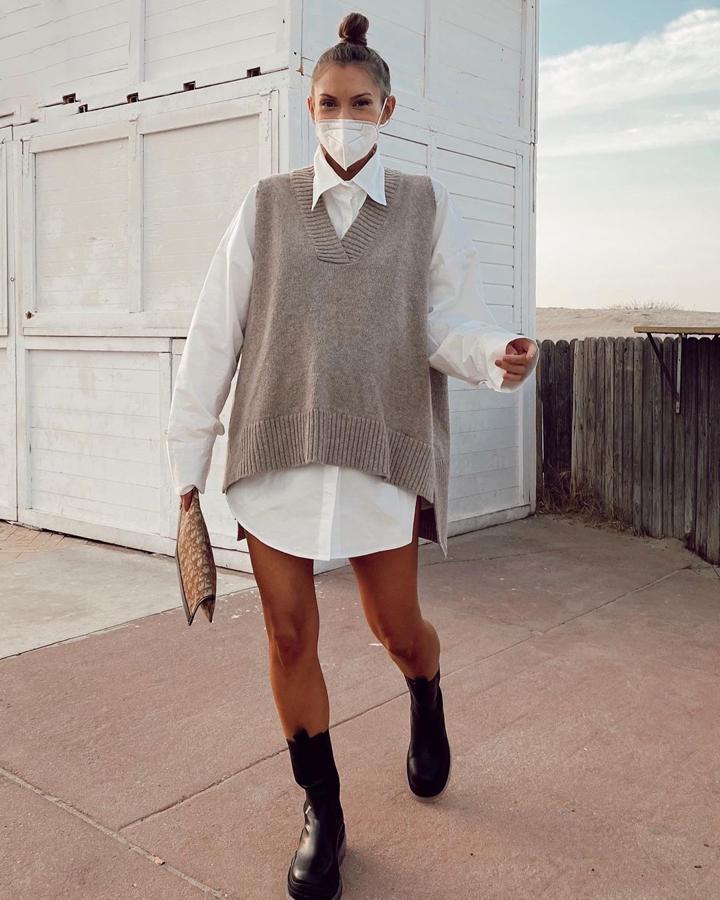 La opción más buscada: la de hacer del chaleco de punto tu vestido favorito del otoño. ¿Cómo? Añadiendo debajo una camisa oversize y larga y completando el look con las botas del momento como ha hecho Carmen de la Cruz con su modelo de Storets.