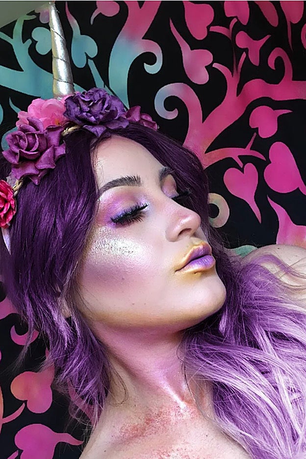 Dusky Honey opta por un unicornio malva para sacarle partido a su pelo.