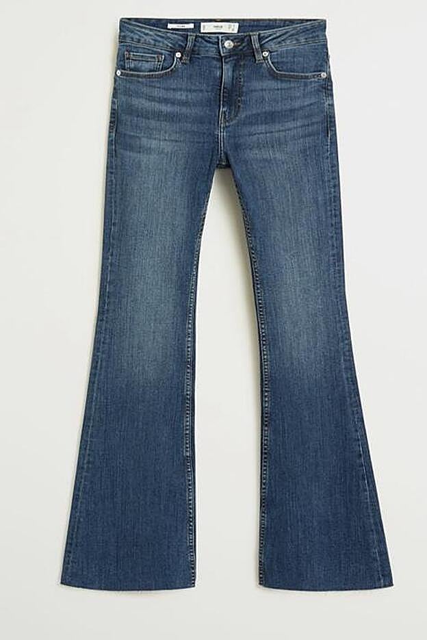 Vaqueros de corte flare con el bajo deshilachado, de Mango (29,99 euros).
