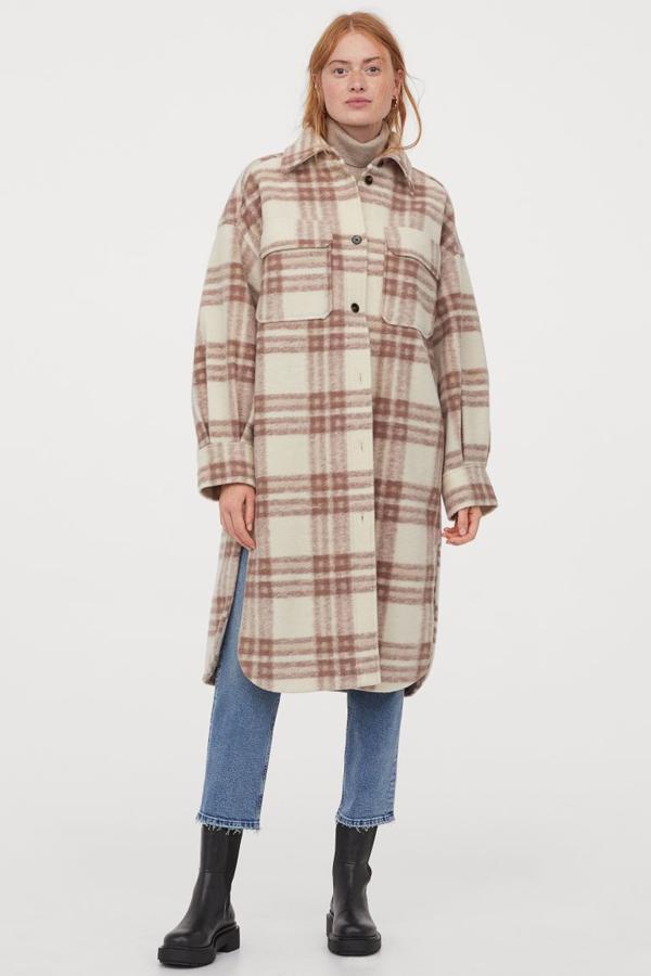 Estampado de cuadros en tonos beige y marrón para esta chaqueta camisera con bolsillos de solapa en el pecho, hombros caídos y mangas amplias con botones en los puños. Con bajo redondeado asimétrico, cuesta 49,99 euros y está disponible entre las tallas XS y XXL.