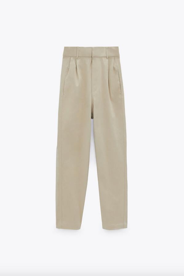 Este pantalón beige con detalle de pinzas en delantero pertenece a la colección sostenible de Zara y viene con tiro alto, bolsillos laterales y cierre frontal de cremallera y ganchos metálicos. Tiene un precio de 29,95 euros y está disponible entre las tallas XS y XL.