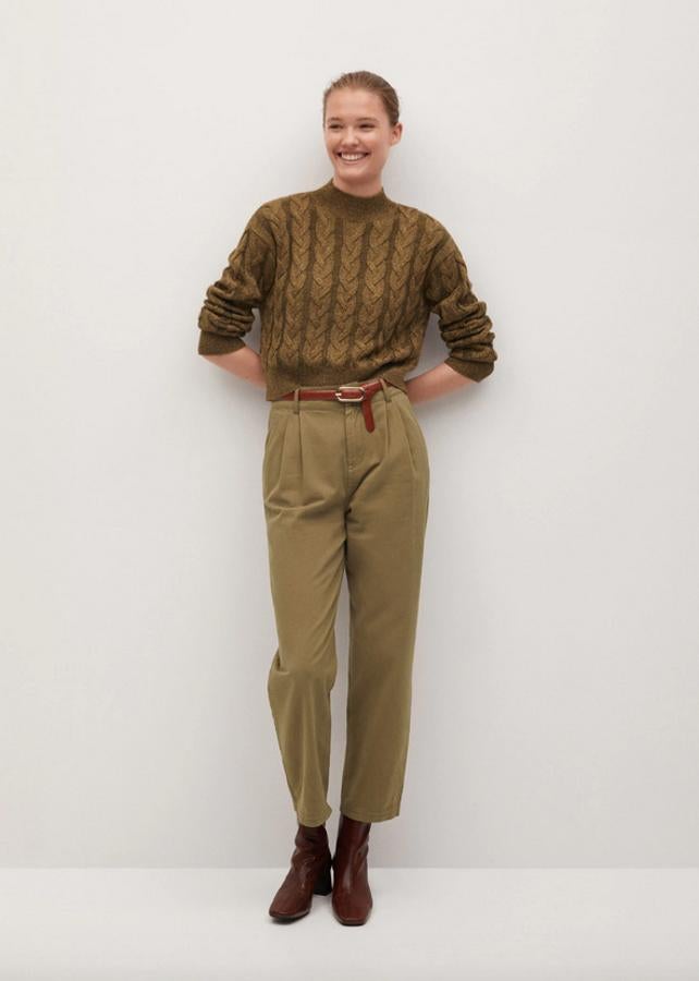 Confeccionado en algodón, con detalle de pinzas, diseño recto y tiro alto, estos pantalones de Mango en caqui vienen con bolsillos laterales y bolsillos de parche traseros. Disponible entre las tallas 32 y 44, y en color arena, cuestan 29,99 euros.