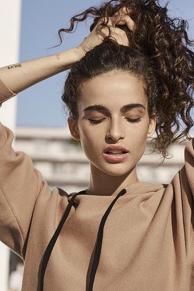 Lo que comes y cómo te peinas puede influir en la mala salud de tu pelo.