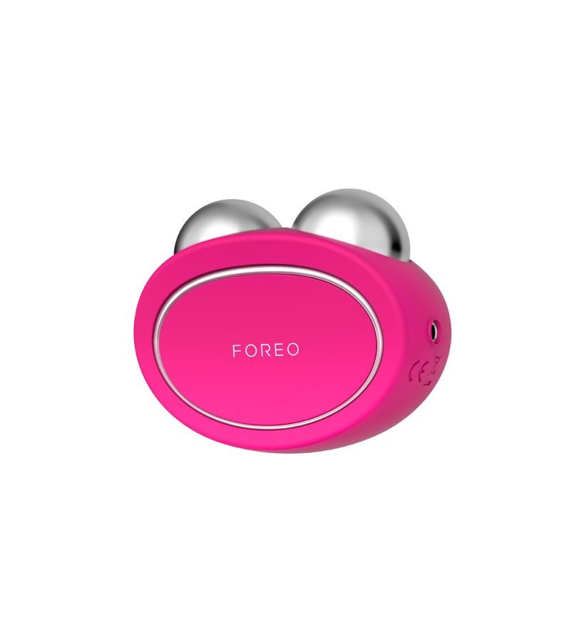 Este dispositivo de microcorrientes tonifica tonifica los más de 69 músculos repartidos entre cuello y rostro, reafirmando la piel para que luzca con un aspecto joven y terso. Cuenta con protocolos que van desde los 90 segundos a los 3 minutos de duración, con un total de cinco rutinas de fitness facial disponibles.  Dispositivo Bear de Foreo  (299 €).