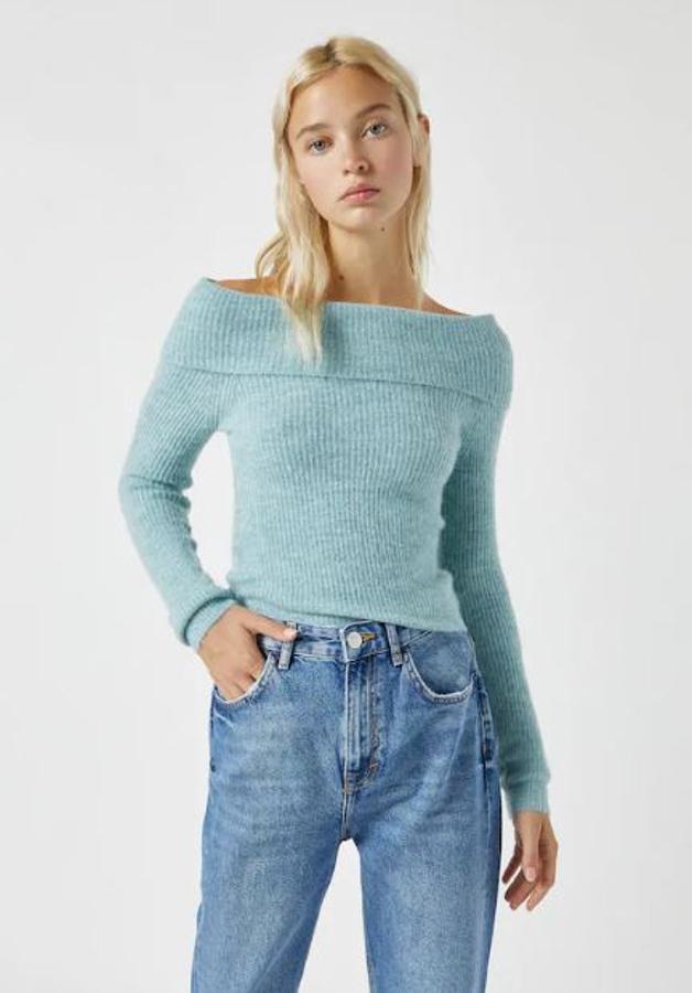 Jersey en agua marina con escote bardot, de Pull&Bear (19,99 euros).