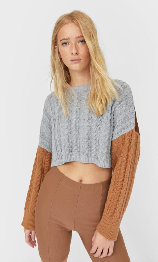 Jersey cropped trenzado con mangas a contraste, de Stradivarius (19,99 euros).