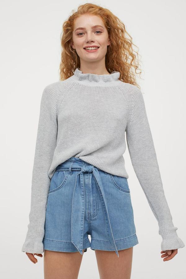 Jersey gris con un volante pequeño en el cuello, de H&M (19,99 euros).
