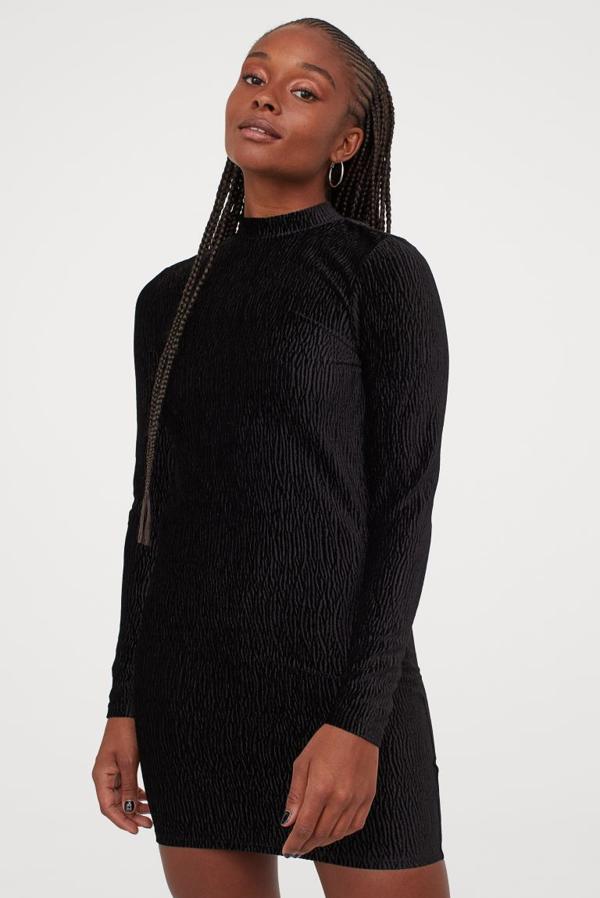 En velour superelástico con efecto arrugado, este vestido entallado de H&M con mangas largas y cuello elevado corto tiene sección cut-out en la espalda y cierre de corchete en la nuca. Cuesta 14,99 euros y podemos encontrarlo entre las tallas XS y XL.