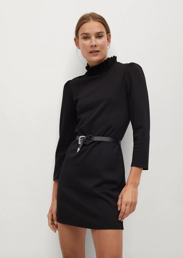 Diseño corto y recto para este vestido negro de Mango con detalle de nido de abeja en el cuello y mangas largas. Podemos encontrarlo entre las tallas XS y XL por 19,99 euros.