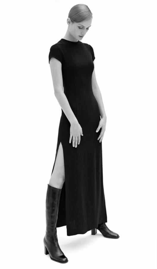 La campaña de invierno de 1996, la primera que han sacado a la luz de estos archivos, la protagonizó Amber Valletta. Tanto el vestido (49,95 euros), de dición limitada, como las botas (99,95 euros), se han vuelto a poner a la venta.