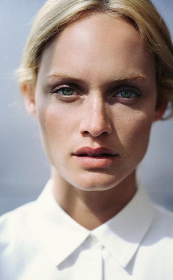 Amber Valletta en la campaña de invierno de 1998 de Zara. Esta camisa blanca de popelín está a la venta en la nueva colección.