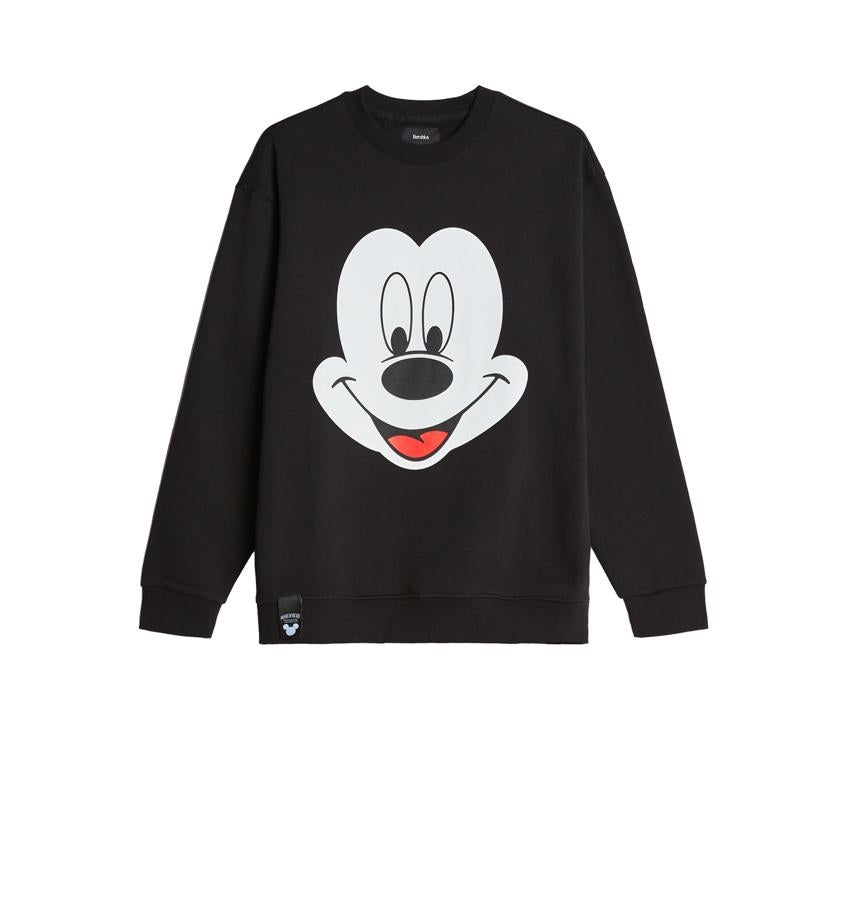 Sudadera negra con Mickey en el pecho.